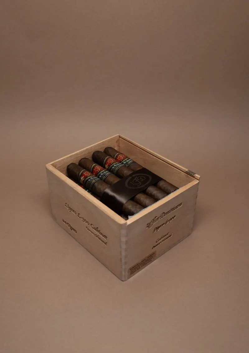 La Flor Dominicana, Ligero Oscuro L-300