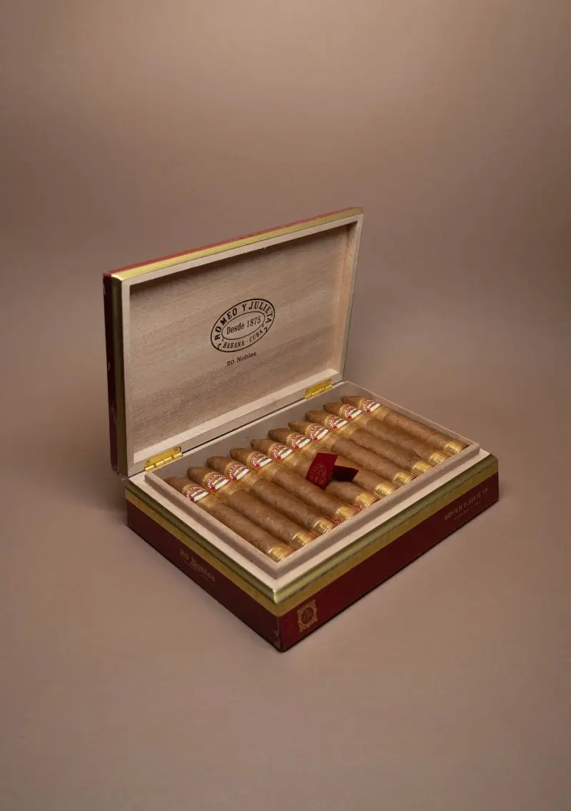 Romeo Y Julieta, Linea de Oro Nobles