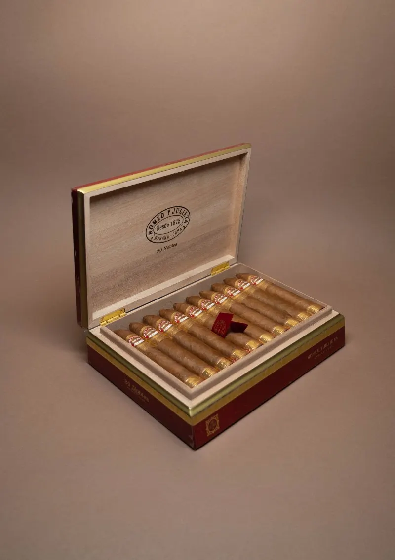 Romeo Y Julieta, Linea de Oro Nobles